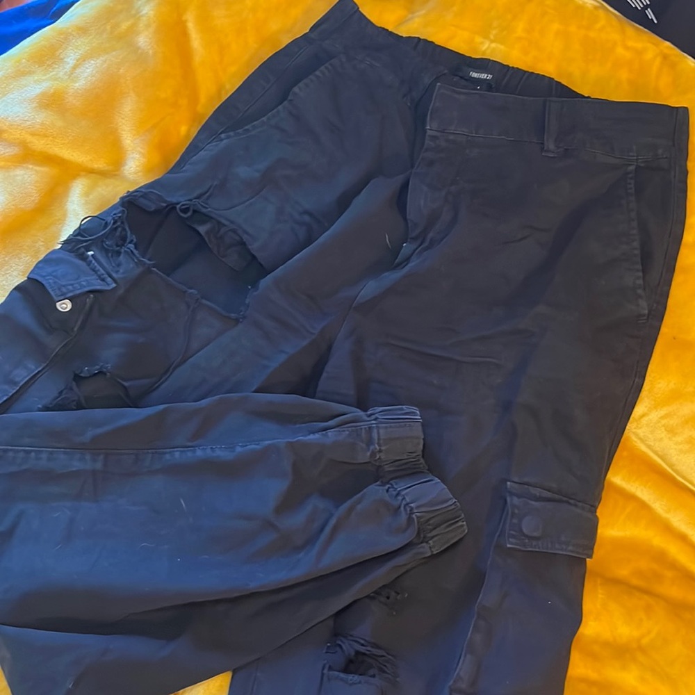 Baggy/high waisted cargo pants with rips & lots of pockets